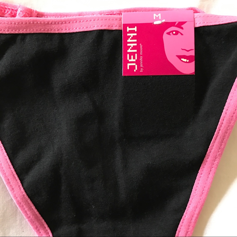 Jenni Thong - Picture 3 of 3
